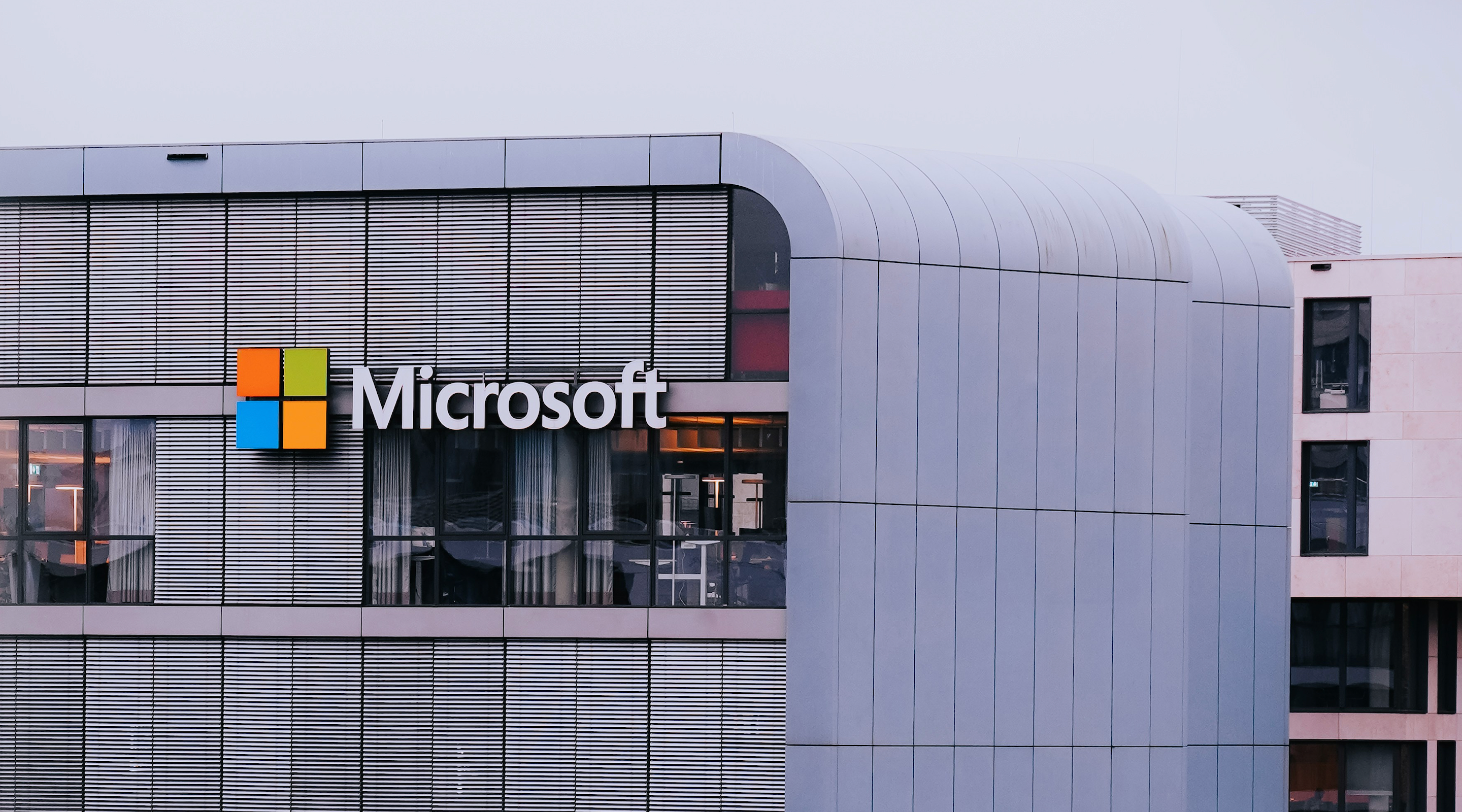 微软再裁 9000 人,白领大屠杀来袭:不用 AI 要被裁,用了 AI 也被裁