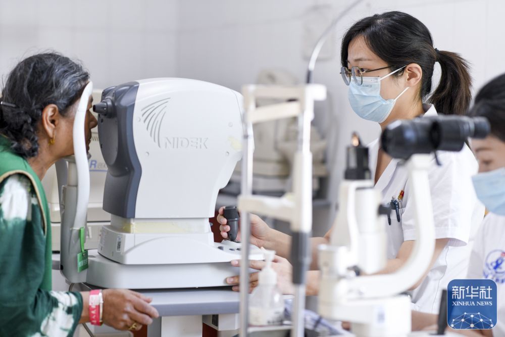 ↑ 在新疆喀什地区英吉沙县人民医院，来自山东省济宁市兖州区人民医院的援疆医生石文芳（中）为患者检查（2023年9月15日摄）。新华社记者 王菲 摄