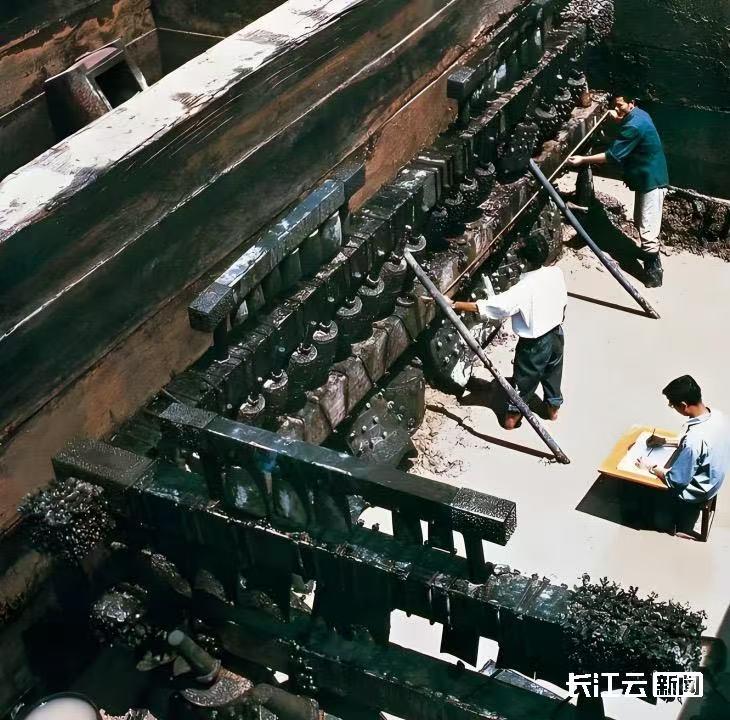（曾侯乙编钟出土时场景，图片由湖北省博物馆提供）