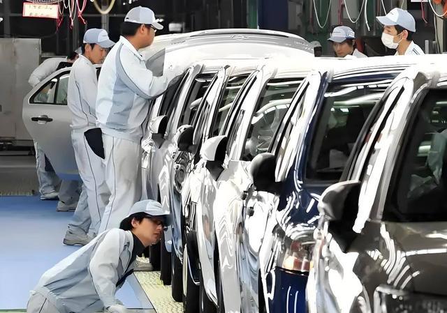 丢了第一,日本经济扛不住了?中国汽车实现油电双杀,日媒集体破防