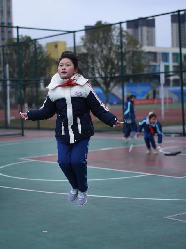 2月25日，贵阳市观山湖区外国语实验中学一名学生在体育课上练习跳绳。新华社记者　郑明鸿　摄