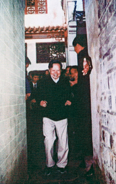 ·2001年,杨振宁回到旧居参观。(中共肥西县委宣传部供图)