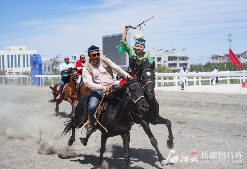 5月31日,中国·新疆第五届骆驼产业展暨全疆赛马大会在木垒哈萨克自治县激情启幕。活动现场在进行“姑娘追”表演。常谊谊 摄