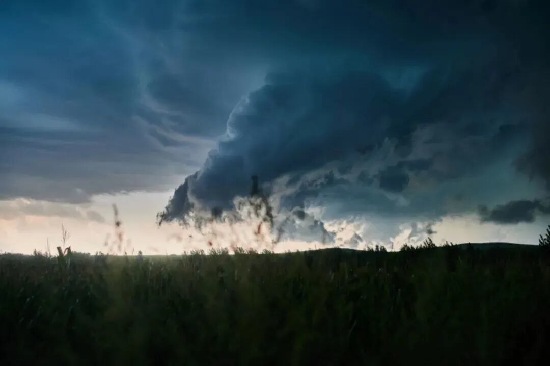 弧状云,追风爱好者通常将其称为“鲸口”