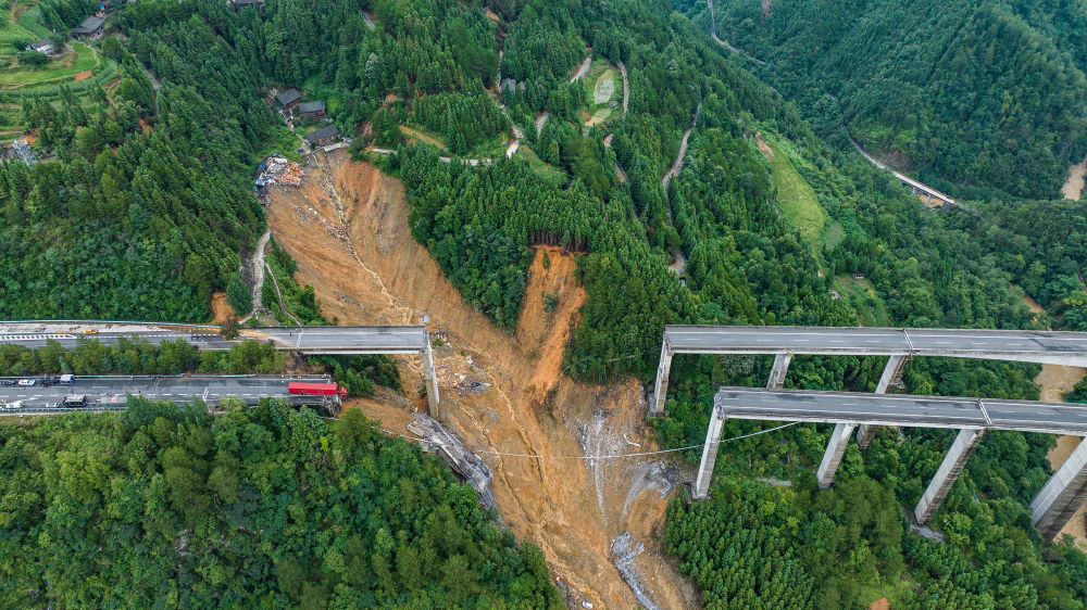 因持续强降雨诱发山体滑坡，猴子河特大桥引桥发生垮塌（6月24日摄，无人机照片）。新华社记者 陶亮 摄