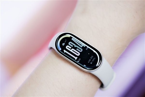超窄四等边跑道屏!小米手环10 NFC版图赏