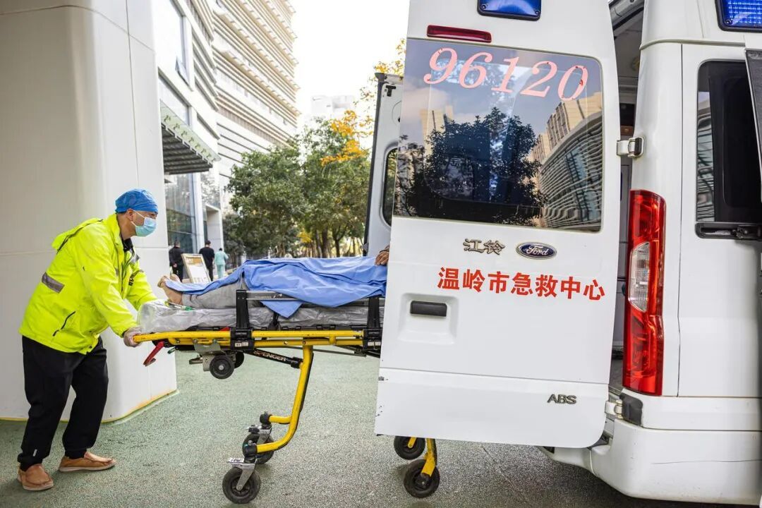 (患者非急救转运。共享联盟·温岭 徐伟杰 摄)