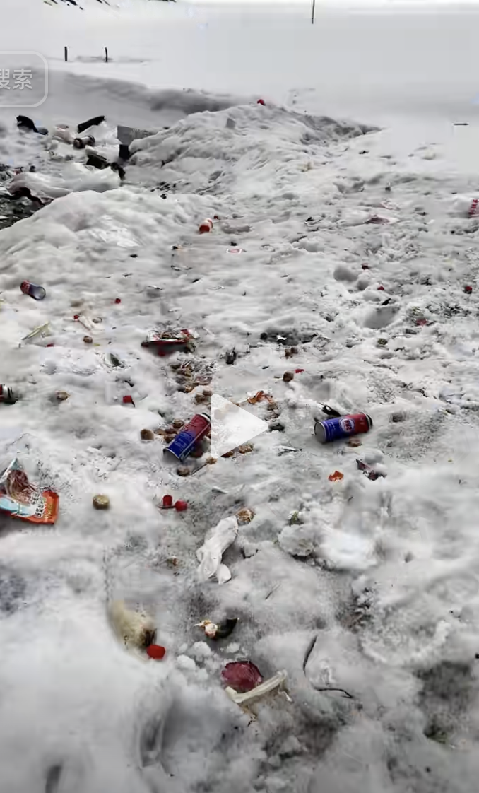 短视频博主发布视频称，途经嘎瓦龙雪山一处网红打卡点时，发现现场遍地垃圾。视频截图
