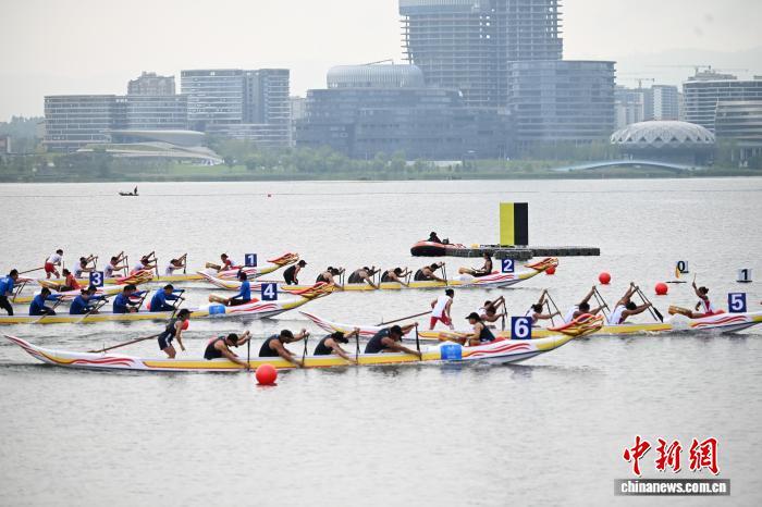 9日，千年龙舟首次作为世运会正赛项目，在成都兴隆湖劈波斩浪。　记者 张浪 摄