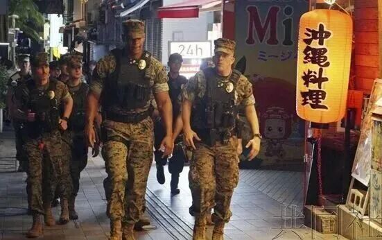 11月1日凌晨,驻冲绳美军宪兵队在那霸市闹市区实施单独巡逻 图:参考消息援引共同社