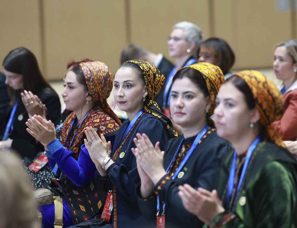 10月13日，与会嘉宾在全球妇女峰会开幕式上鼓掌。当日，全球妇女峰会开幕式在北京国家会议中心举行。新华社记者 丁海涛 摄