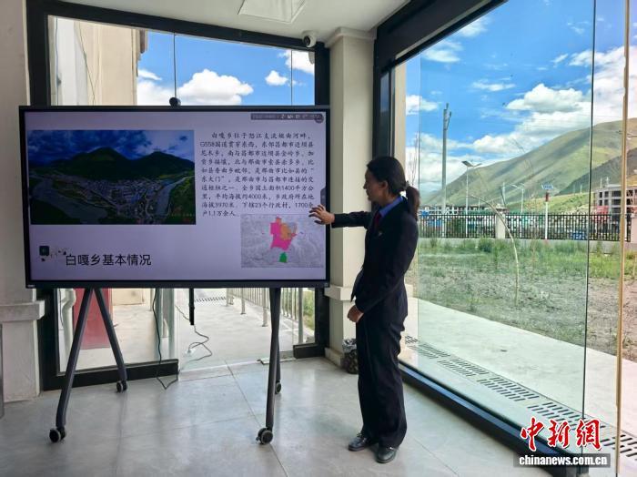 7月19日,“辉煌60载 魅力新西藏”集中采访活动中,欧珠措姆介绍虫草采挖“五个一线”纠纷调解工作法。 中新社记者 程小路 摄