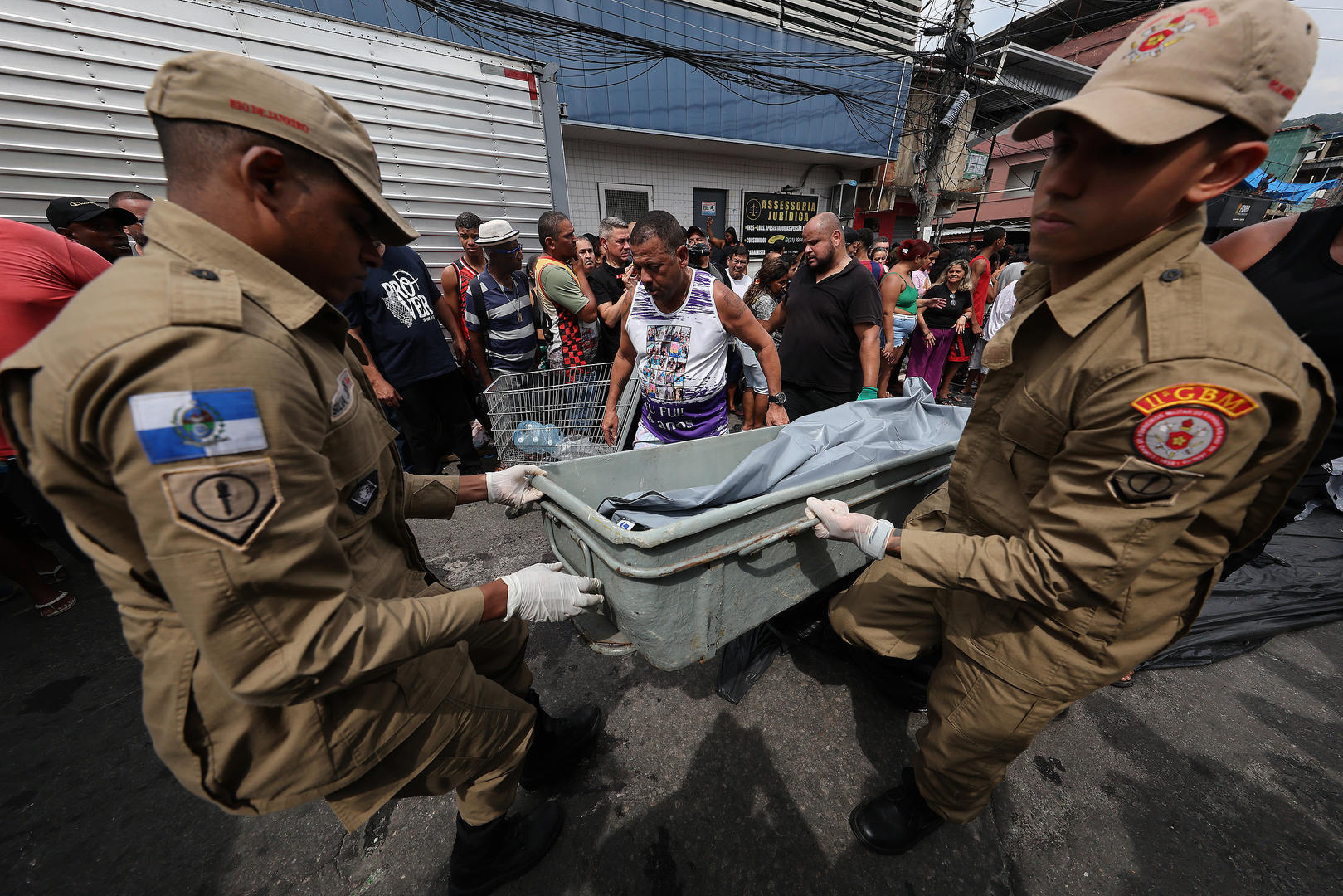 ▲10月29日,消防员搬运在林中发现的尸体 图据视觉中国