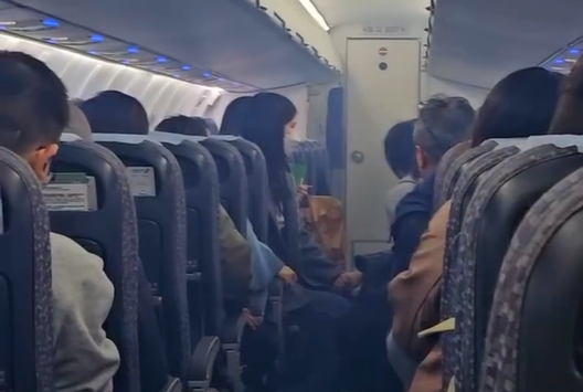 24日,立荣航空一架飞澎湖航班机舱冒烟。图源:台湾“东森新闻云”