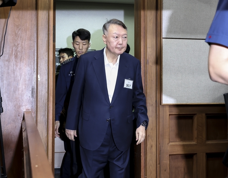 资料图：当地时间9月26日，韩国首尔，前总统尹锡悦进入首尔中央地方法院法庭。 IC Photo