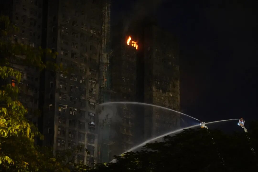 晚上近7时,宏福苑仍有楼栋有明火未扑灭