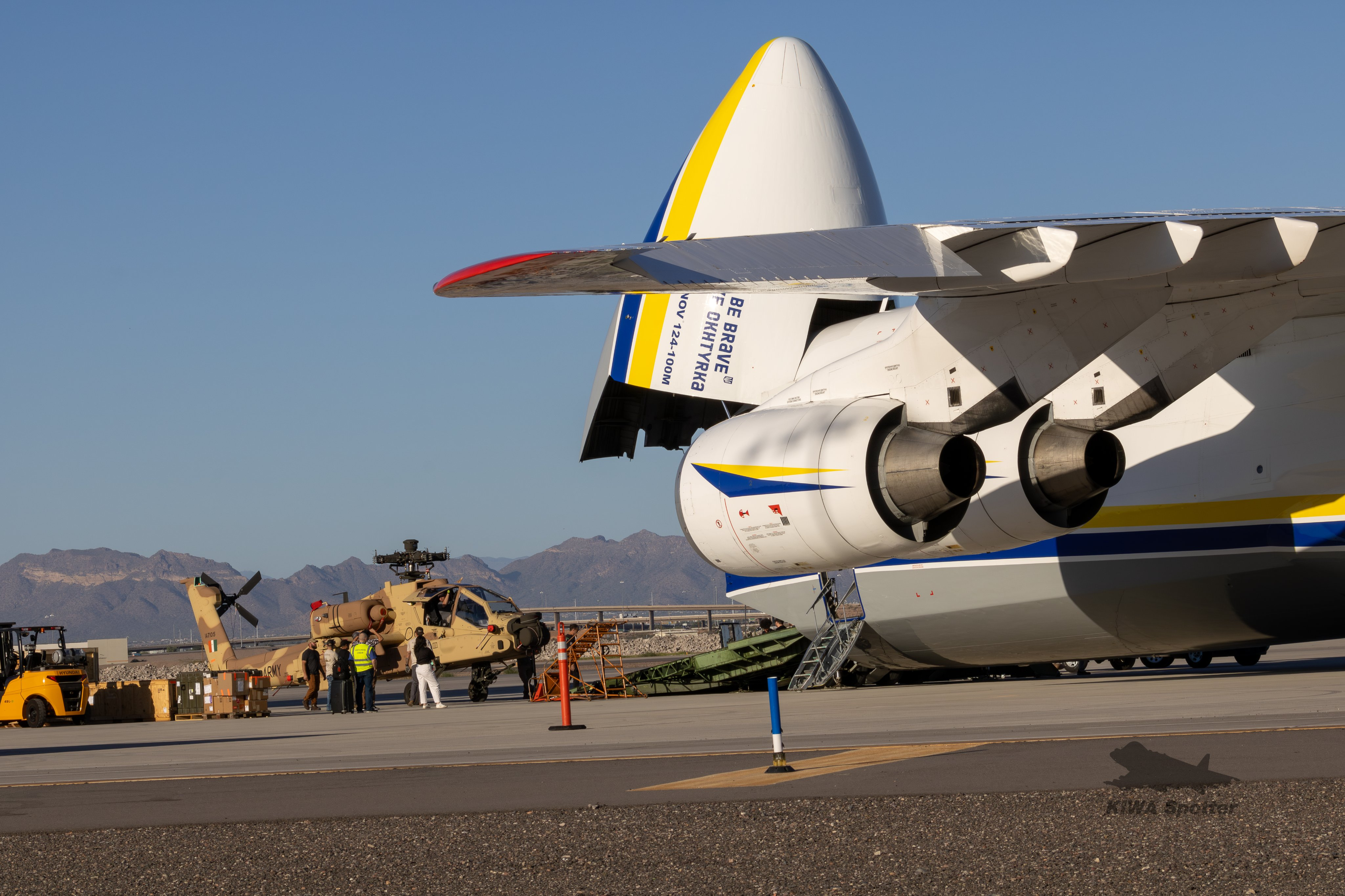 10月30日,在亚利桑那州梅萨市,其中一架计划交付给印度陆军的“AH-64E型‘阿帕奇’武装直升机准备装载到安-124运输机上。 图源:“战区”网站报道配图