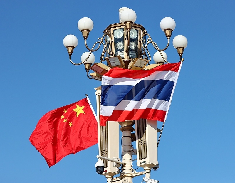 日前，北京天安门广场悬挂中国和泰国两国国旗，欢迎泰国国王哇集拉隆功访华。（图源：视觉中国）