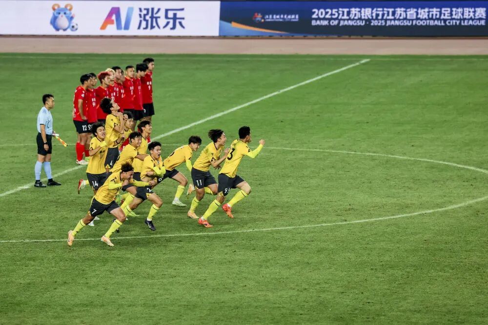 11月1日,泰州队球员夺冠后庆祝。