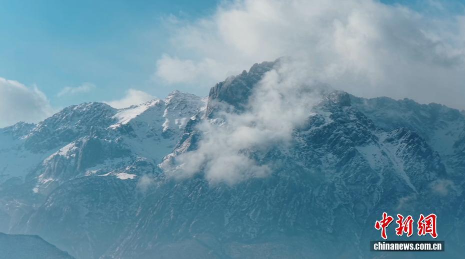 图为云海中露出山脊的马牙雪山　张学森　摄