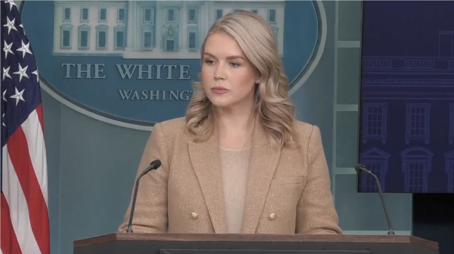 12月1日，莱维特在白宫新闻发布会上回答记者提问。图源：视频截图