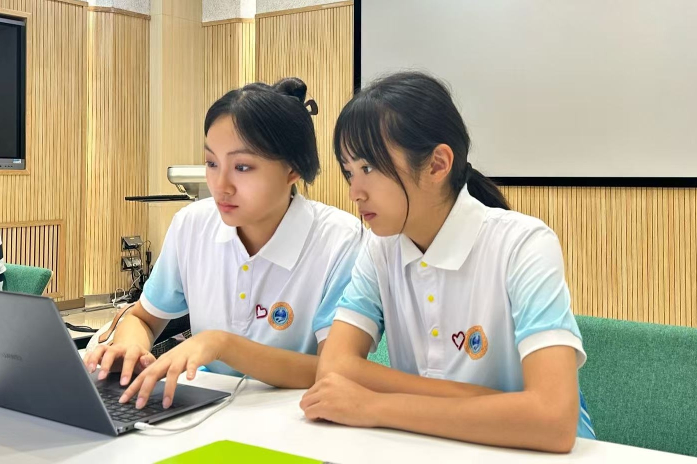 马毓聪（右一）和同学在确认相关资料（央广网发 受访者供图）