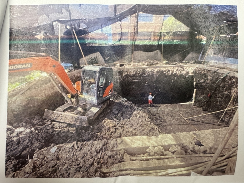 孙女士第一次见到的深坑。受访者供图