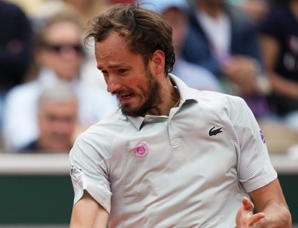 法网一日上演7场五盘大战!38岁老将让二追三,前世界第1爆冷出局