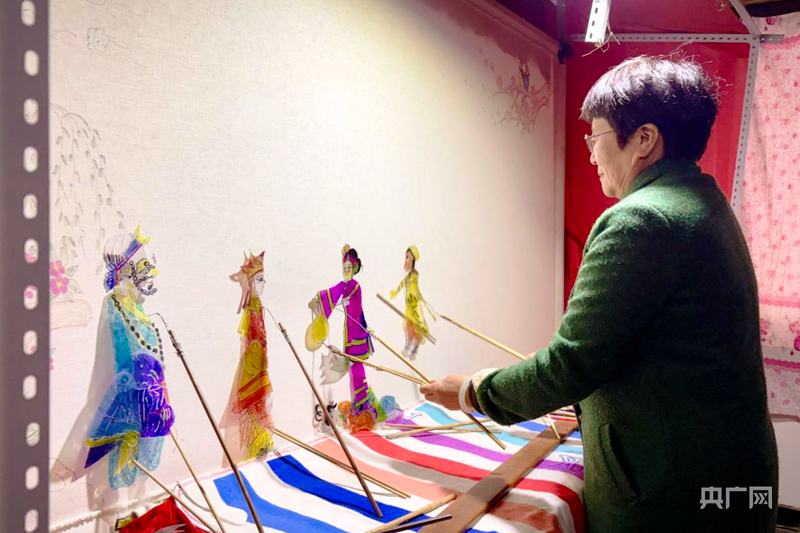 滑县德群皮影戏传承人演示《西游记·三打白骨精》片段(央广网记者 张丽娜 摄)