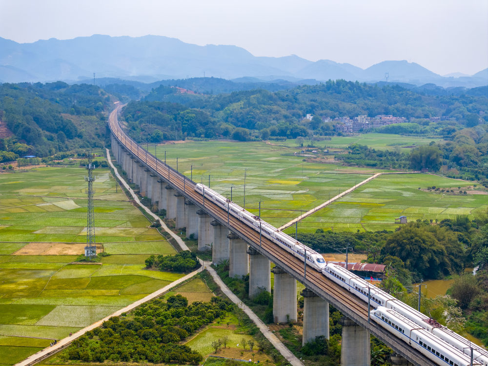 4月8日，动车组在广西梧州市龙圩区龙圩镇念村境内行驶（无人机照片）。新华社发（何华文摄）