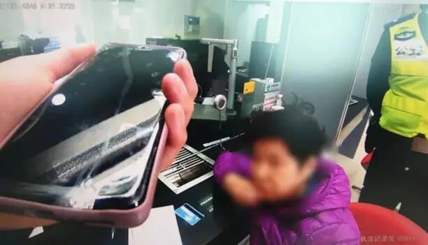 ▲图为民警在银行劝阻老人转账(静安警方供图,下同)