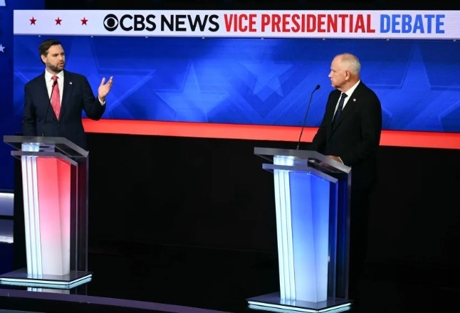 △萬斯(左)與蒂姆·沃爾茲(右)參加副總統(tǒng)辯論