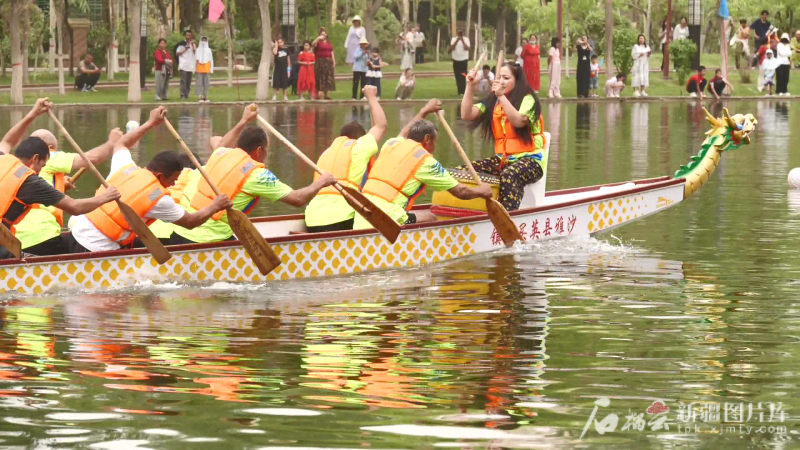 5月31日,沙雅县2025年“浓情端午 粽享美好”第三届龙舟大赛在该县渭干河生态文化旅游景区开赛。艾克热木·艾合买提 摄