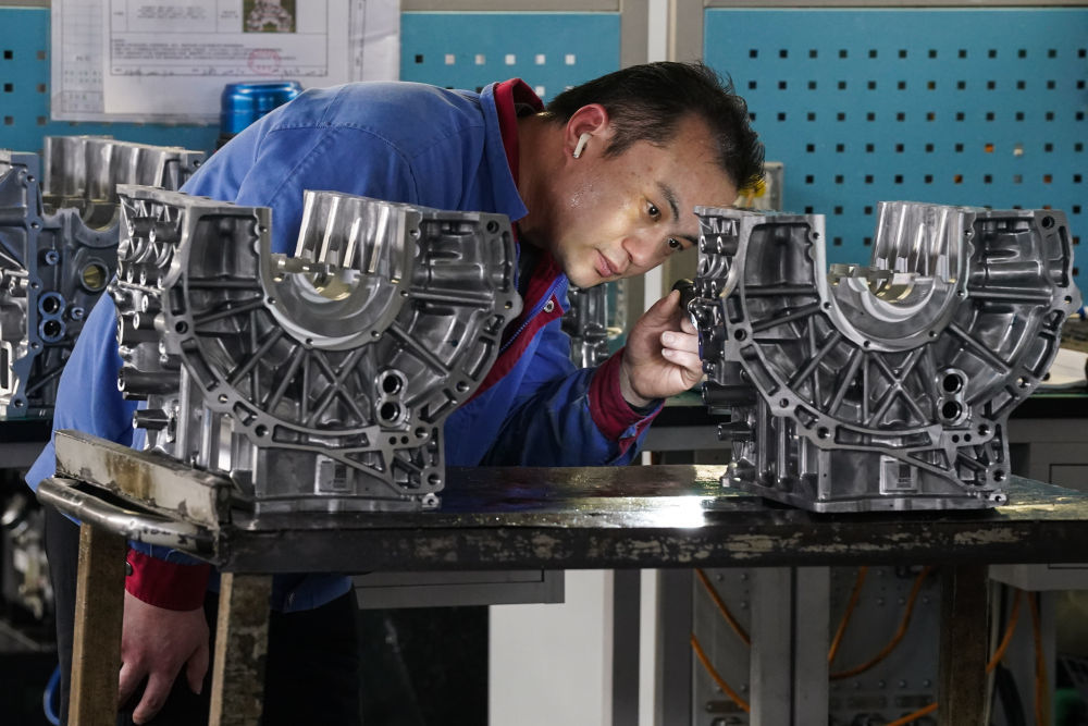 3月11日，工人在滁州悦达实业有限公司检查混动发动机缸体。新华社记者杜宇 摄