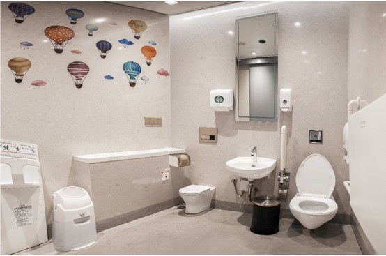 有大量无障碍设施的虹桥机场T2航站楼的第三卫生间