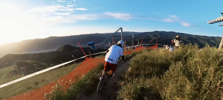 ↑旦增吉美在全国青少年自行车山地速降系列赛中