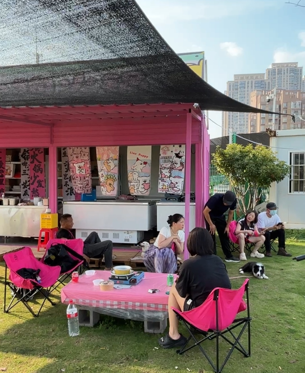 该店是户外火锅店,有不少养宠人士光顾。图/九派新闻记者 蔡晓萱