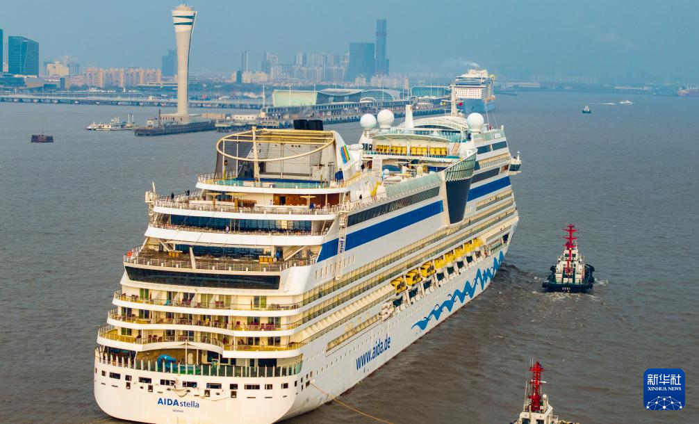 3月16日，“阿依达&middot;星辰号”邮轮航行在上海吴淞口国际邮轮港水域（无人机照片）。 新华社发（朱嘉奕摄）