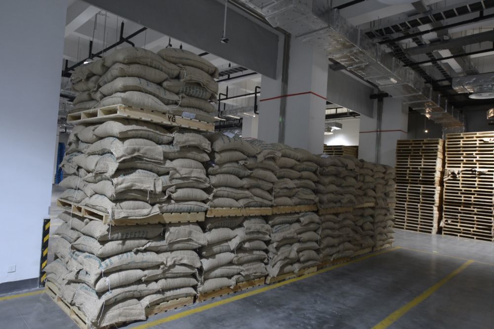 这是位于昆山的亚太咖啡生豆分拨中心。新华社记者刘力航 摄