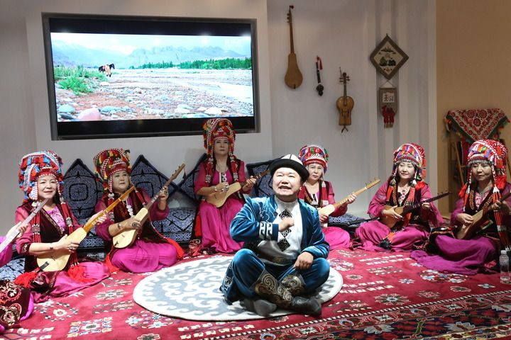 在新疆克孜勒苏柯尔克孜自治州阿图什市，《玛纳斯》州级代表性传承人铁力瓦尔地&middot;白先那洪表演《玛纳斯》（2025年9月12日摄）。新华社记者 程丽 摄