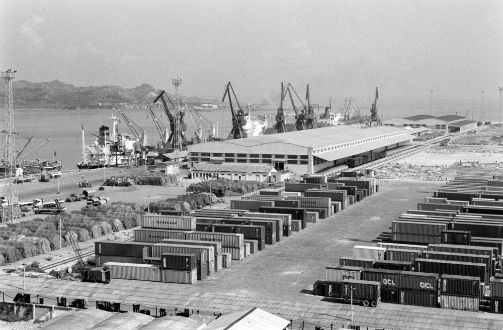 这是厦门经济特区东渡码头集装箱码头（1985年摄）。新华社记者 顾新生 摄