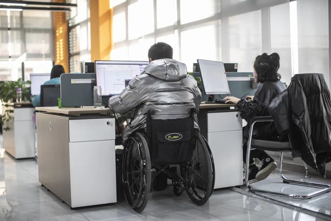 轮椅上的人工智能训练师 | 图片来源:视觉中国