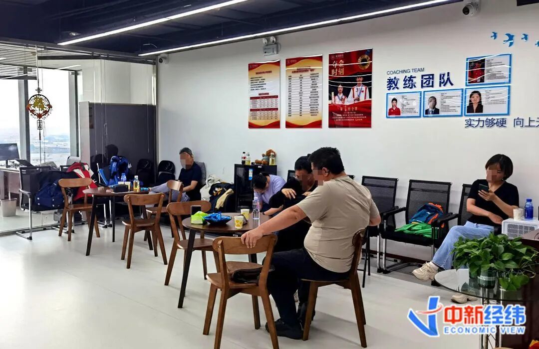 在俱乐部等候区的家长 中新经纬 周奕航摄