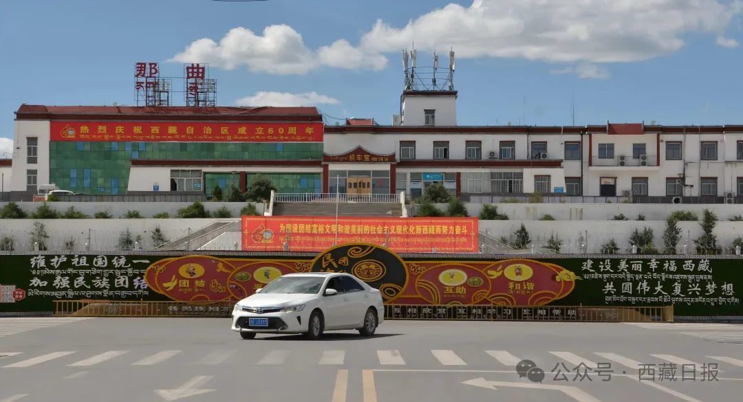 图为那曲火车站广场布设的大庆标语，热烈庆祝西藏自治区成立60周年。记者 汪纯 摄