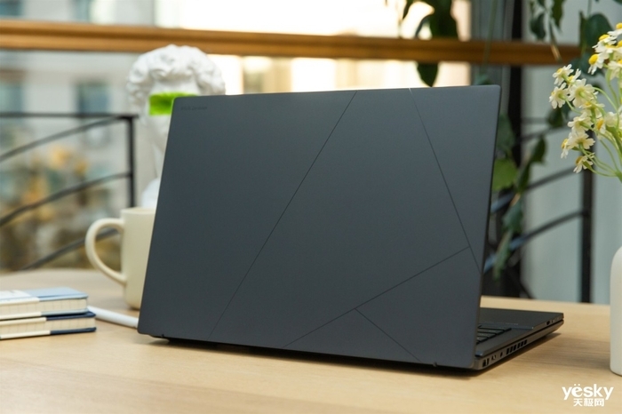 华硕灵耀14 双屏 2025评测:第二代酷睿Ultra 9加持,五种模式更灵活