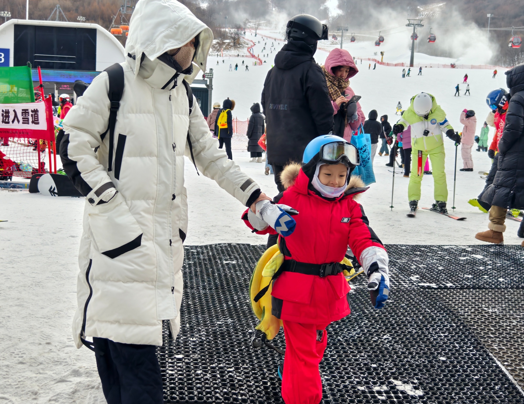 吉林中旅松花湖滑雪场，中小学生迎来5天的“冰雪假期”（图片来源：CFP）