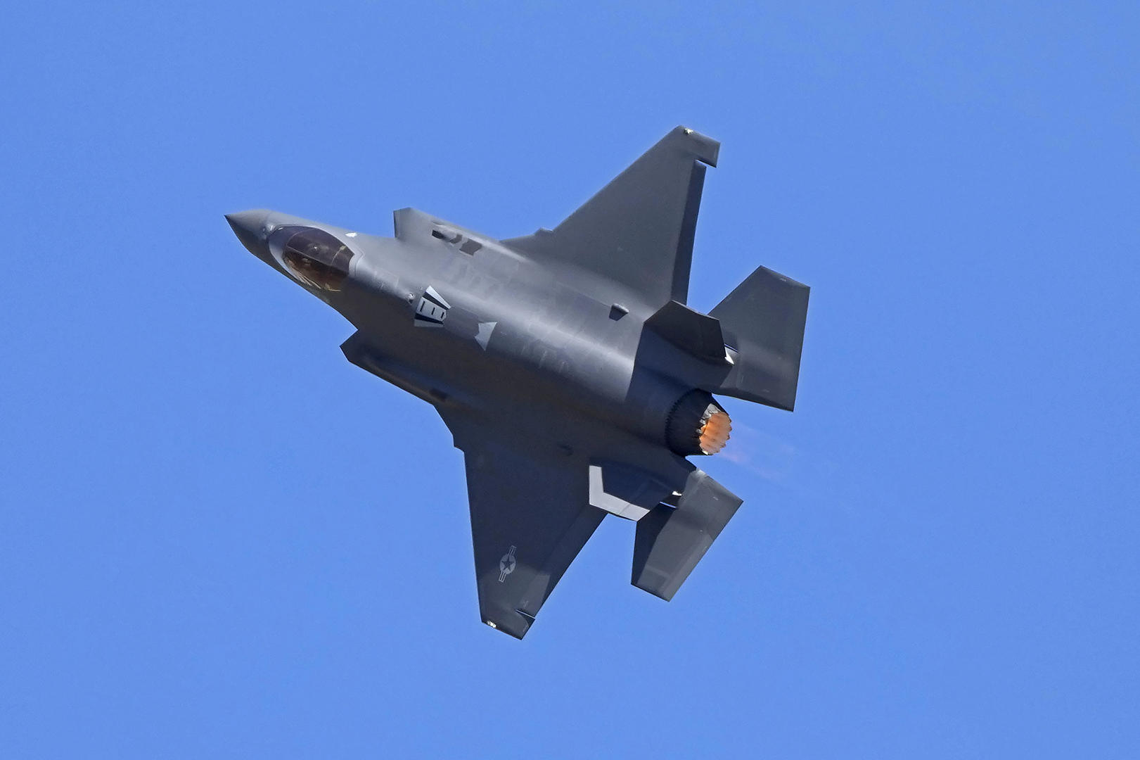 ▲美国空军的F-35战斗机进行特技飞行 据视觉中国