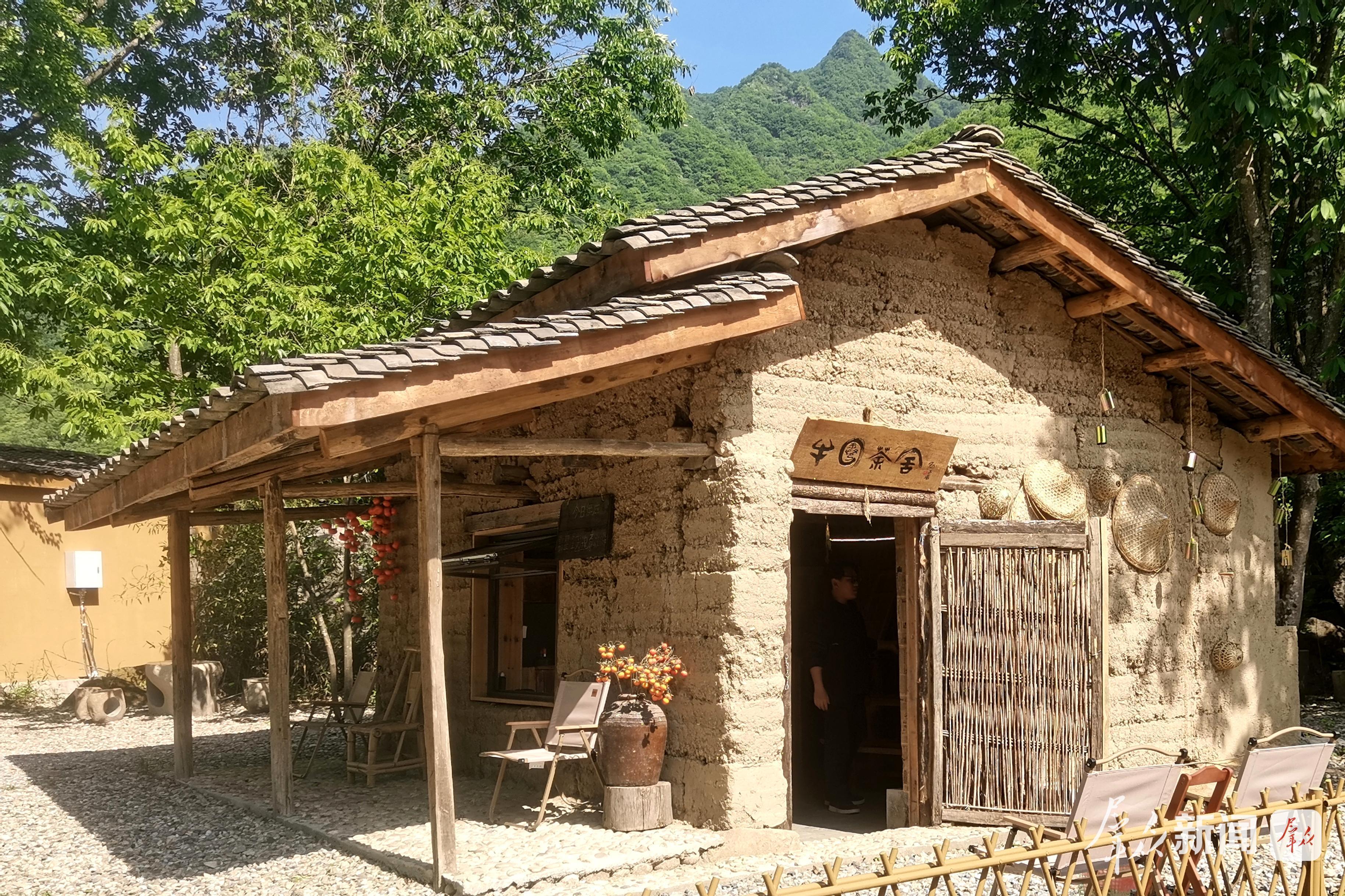 马道镇龙潭坝村利用废弃牛圈改造的牛圈茶舍。通讯员 陈耀芊摄