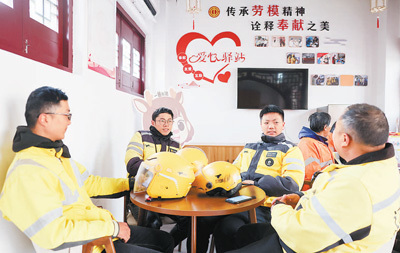 江苏省泰州市，外卖小哥在工会驿站里休息、聊天。 颜禹铭摄