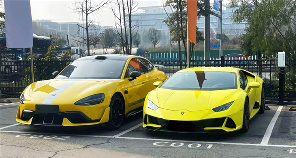 小米SU7 Ultra有多大：保时捷、兰博基尼跑车一比就是弟弟